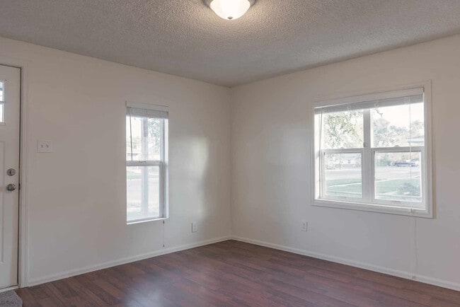 Building Photo - UPDATED 2 Bedrm  1Bath Home - Granite, Stainless Steel Appliances