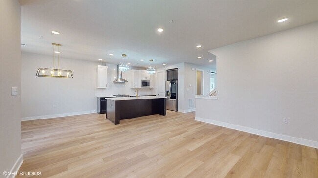 Building Photo - 314 E Lake St