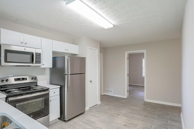 Building Photo - 6060 Ridge Way