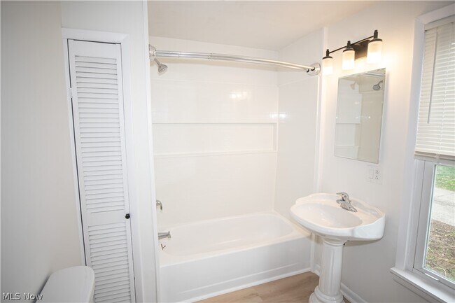 Building Photo - 112 Chestnut St