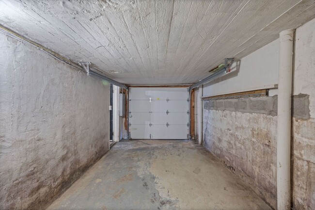 Building Photo - ANDERSON- Charming 4 bedroom 2 bath with fenced backyard