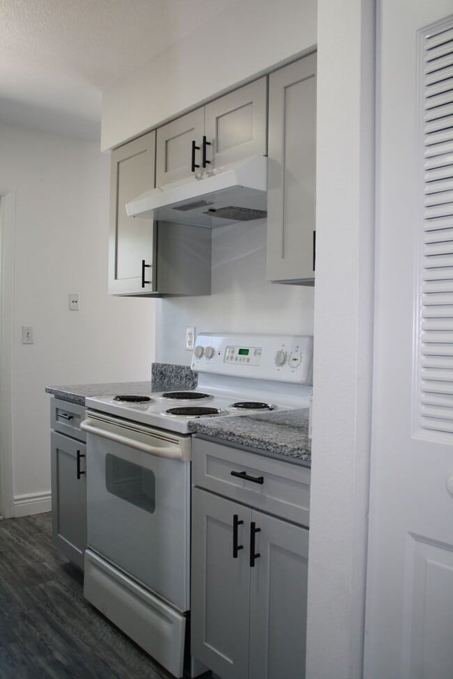 Building Photo - Charming Home in a Prime Location – Update...