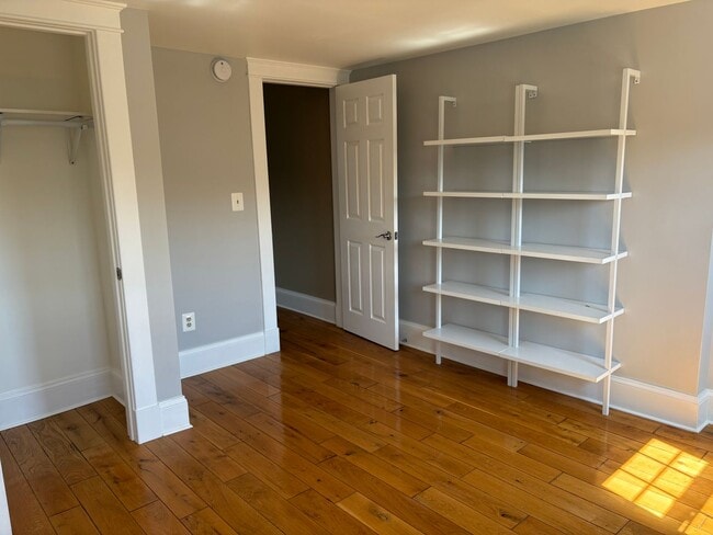 Building Photo - NEW Lower Price & AVAILABLE NOW  *  NUEVO PRECIO Más Bajo y DISPONIBLE AHORA!