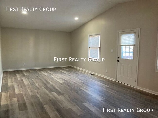 Building Photo - 904 Forest Ave