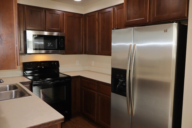 Building Photo - Modern Condo Near Old Town Charm + $200 Mo...