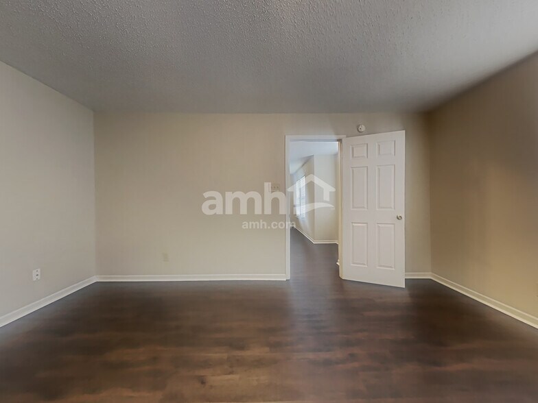 Building Photo - 2957 Seasons Dr