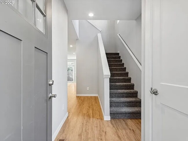 Building Photo - 2506 NE 53rd St