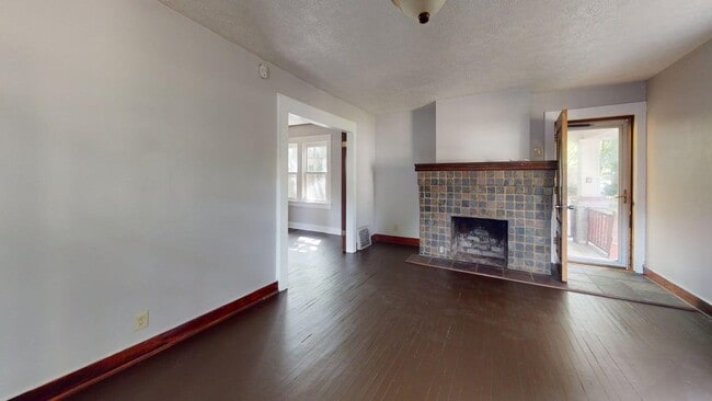 Building Photo - 4 Bedroom Single Family Home