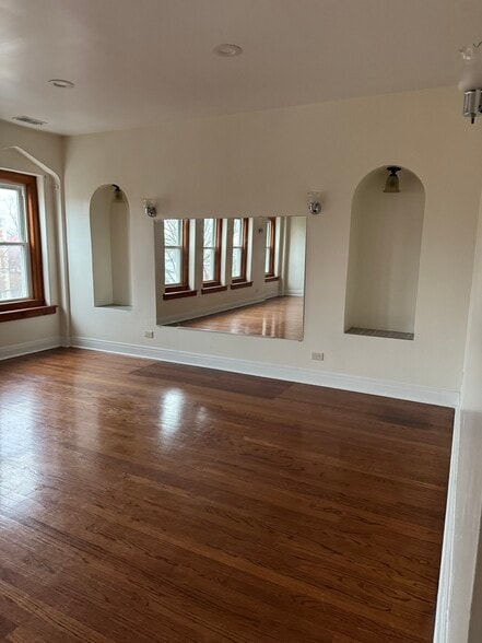 Building Photo - 6140 N Mozart St