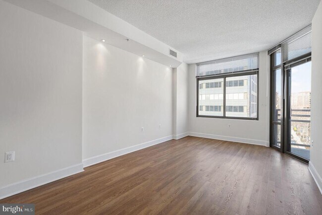 Building Photo - 3600 S Glebe Rd