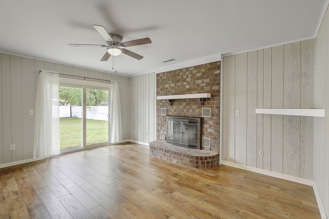 Building Photo - Gorgeous Family Home in Summerville!