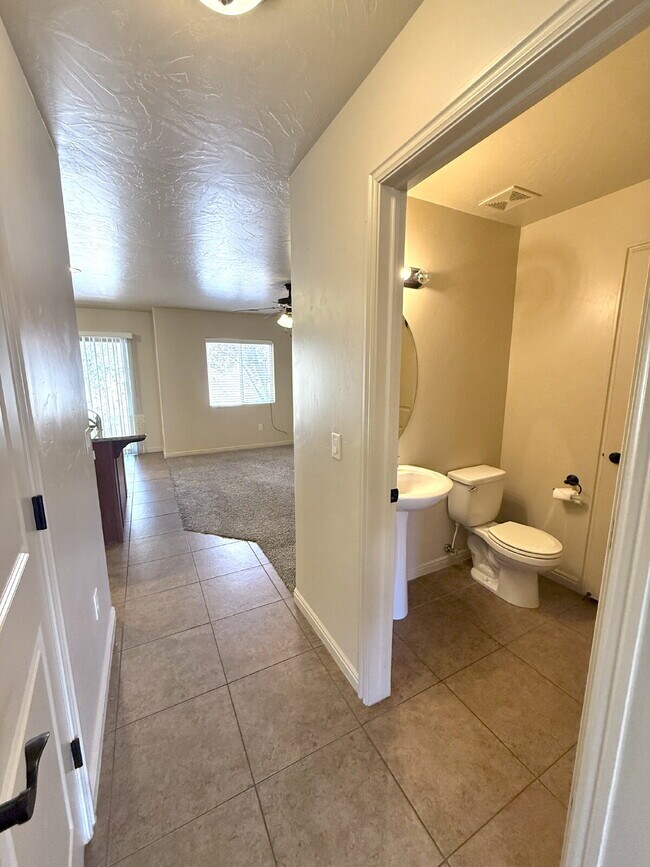 Building Photo - Fossil Hills Townhomes 3 Bed 2.5 Bath
