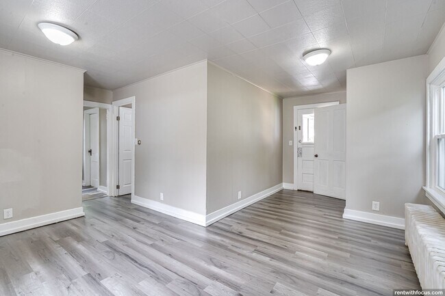 Building Photo - 579 Mt Vernon St