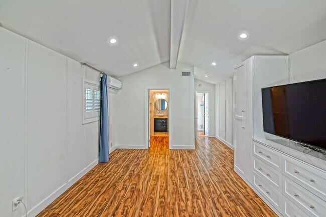 Building Photo - 2621 Mathews Ave