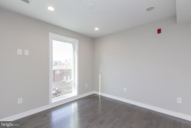 Building Photo - 712 S Sartain St