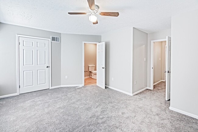 Building Photo - 2 bedroom, 2.5 bath end unit townhome in Newark