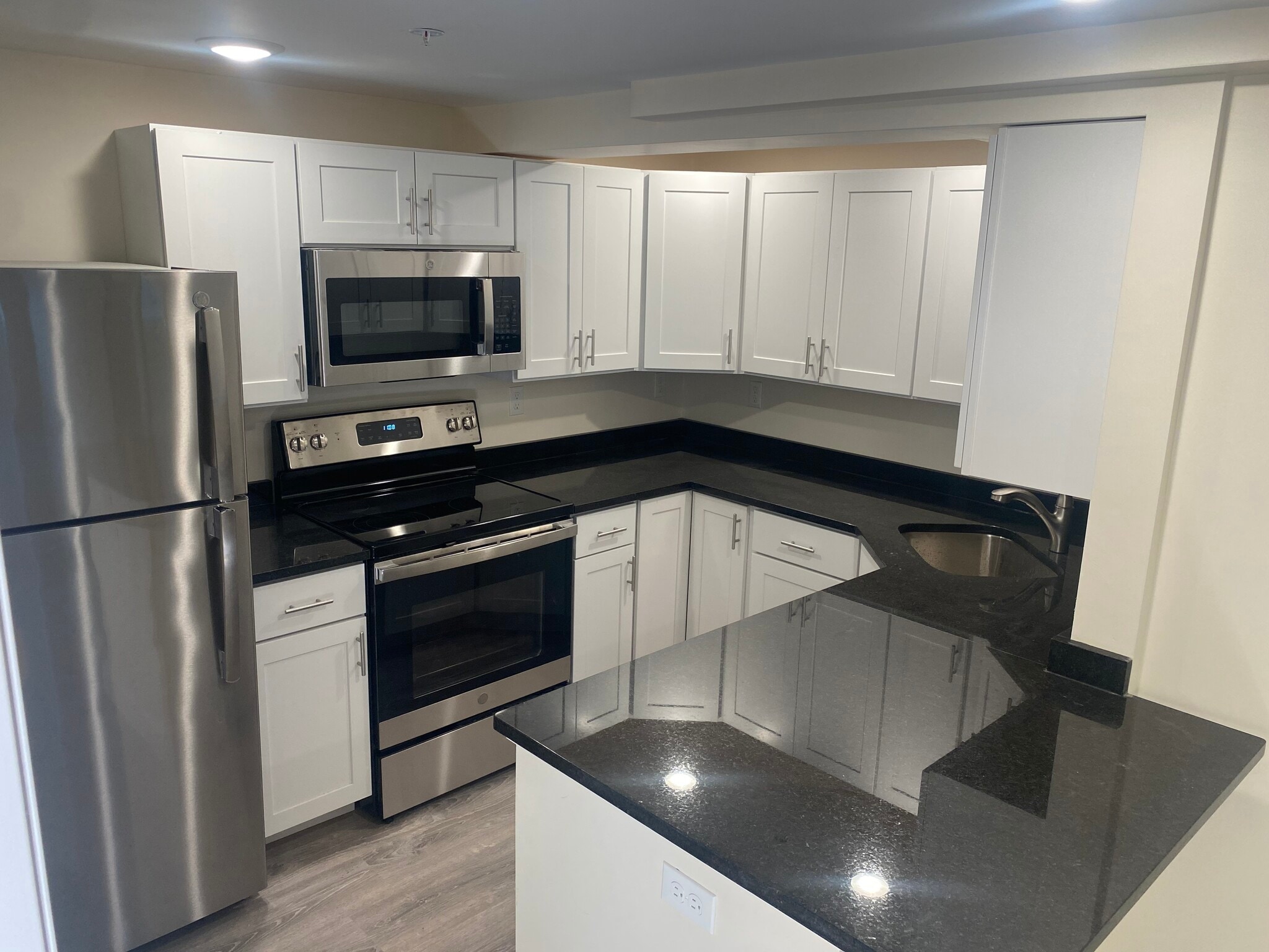 Building Photo - 520 Main St