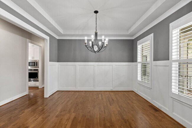 Building Photo - **Luxury 4/4 with Fenced in Yard**