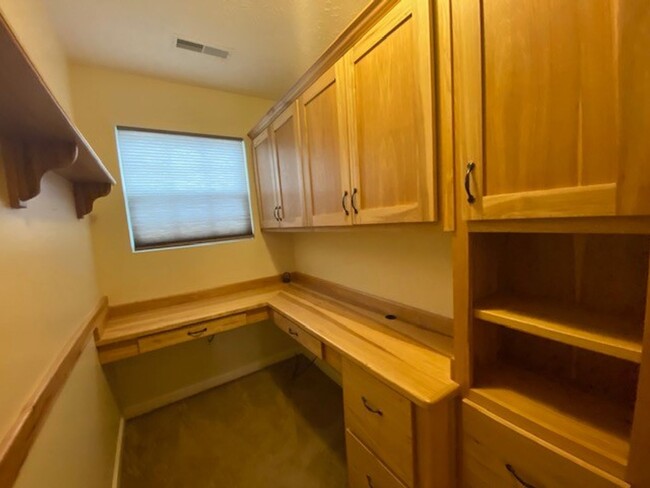 Building Photo - Move In Ready!!