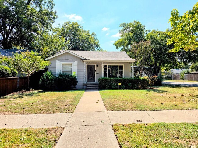 Primary Photo - 3 BED/2BATH BUNGALOW IN ARLINGTON HEIGHTS!