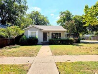 Building Photo - 3 BED/2BATH BUNGALOW IN ARLINGTON HEIGHTS!