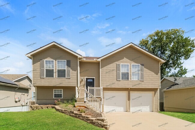 Primary Photo - 321 N Queen Ridge Ave
