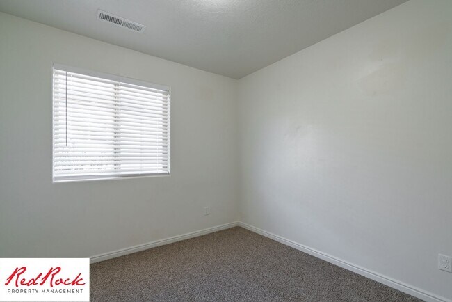 Building Photo - 3 Bedroom Two-Story Home Near Scenic Trails