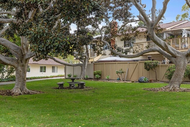 Building Photo - Updated Townhome in El Camino Club Estates!