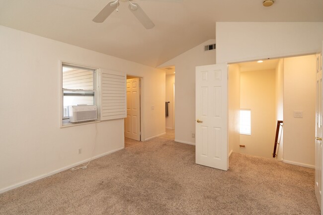 Building Photo - Lovely 3 Bedroom, 2.5 Bath Condo in San Dimas