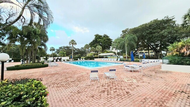 Building Photo - 575 Oaks Ln