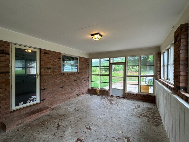 Building Photo - 1600 Plumcrest Dr