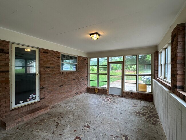 Building Photo - 1600 Plumcrest Dr