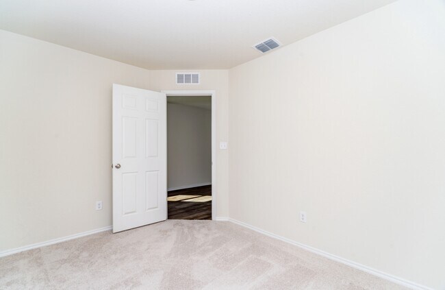 Building Photo - 5911 Rolling Gln