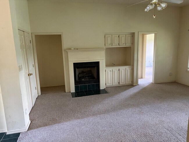 Building Photo - 3 Bedroom and 2 Bathroom House
