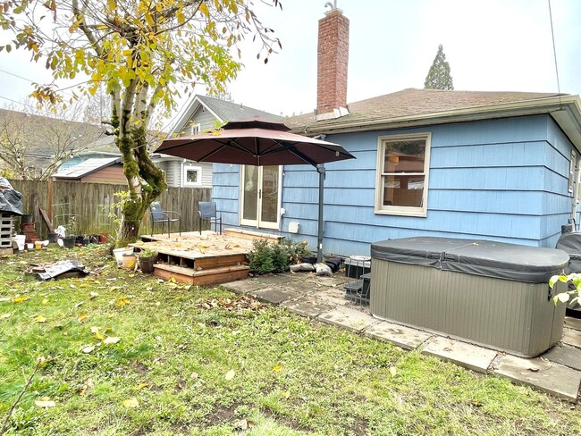 Building Photo - 3 bedroom bungalow in Foster/Powell neighb...