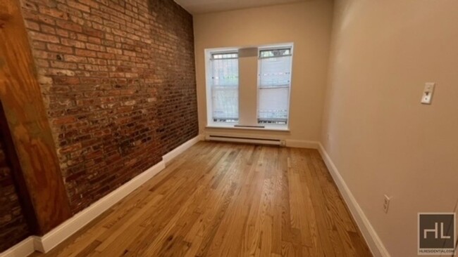 Building Photo - NEWLY RENOVATED BEAUTIFUL 2 BEDROOMS WITH ...