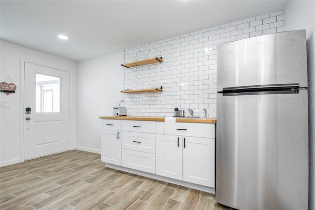 Building Photo - 1924 Chapman St