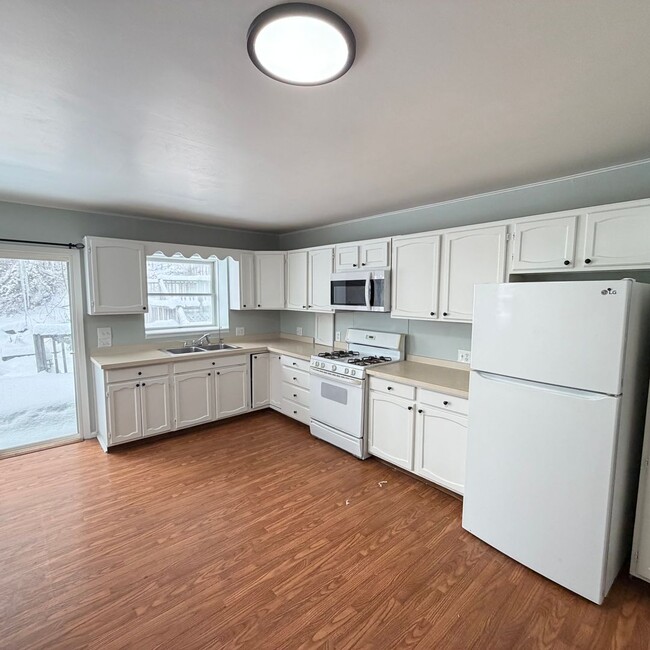 Building Photo - Updated 3 bedroom home on the West side of Grand Rapids