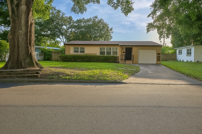 Building Photo - 700 Tam O Shanter Dr