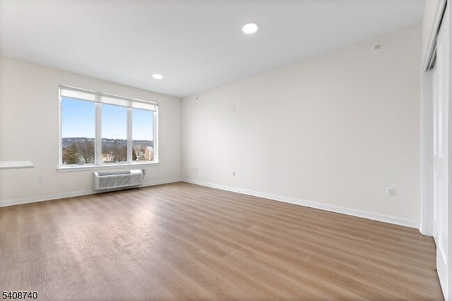 Building Photo - 321 E 3rd St