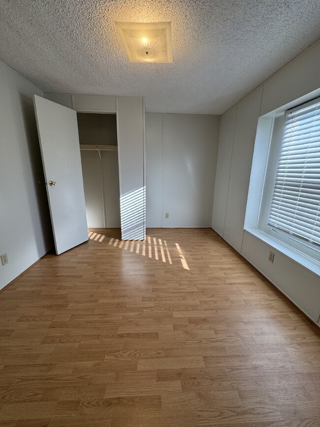 Building Photo - "Charming 2-Bed, 2-Bath in Hendersonville.