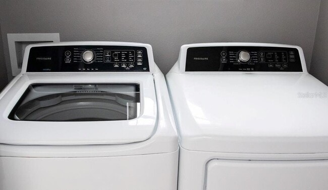 Building Photo - 8089 Pelican Reed Cir