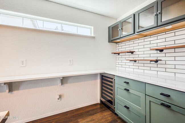 Building Photo - 6821 Pearl Ridge Dr
