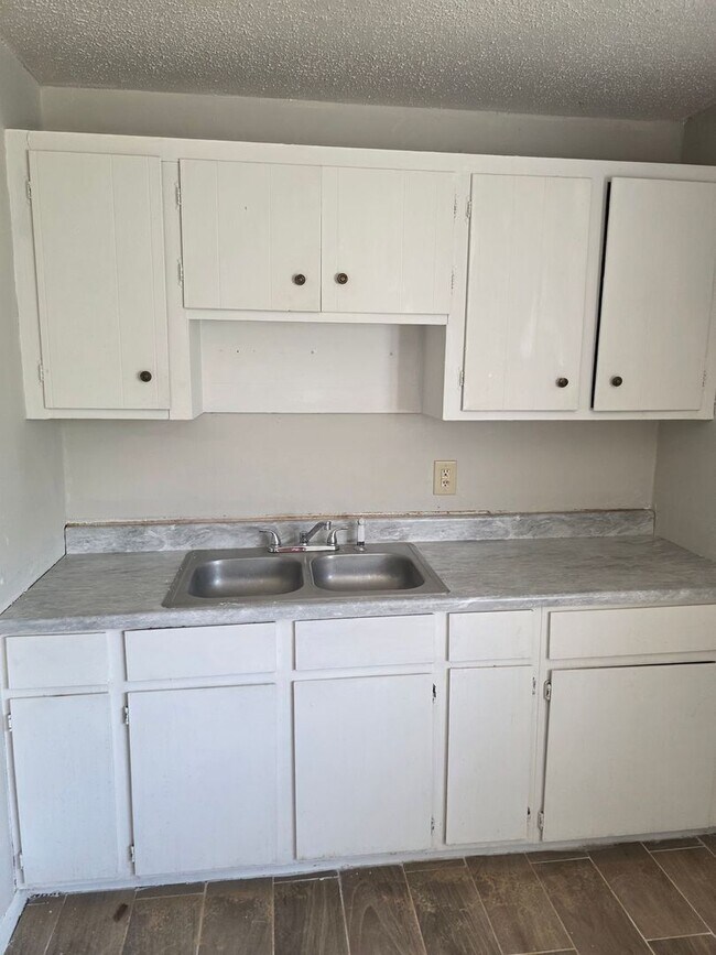 Building Photo - 3/4 BR  Brick ranch