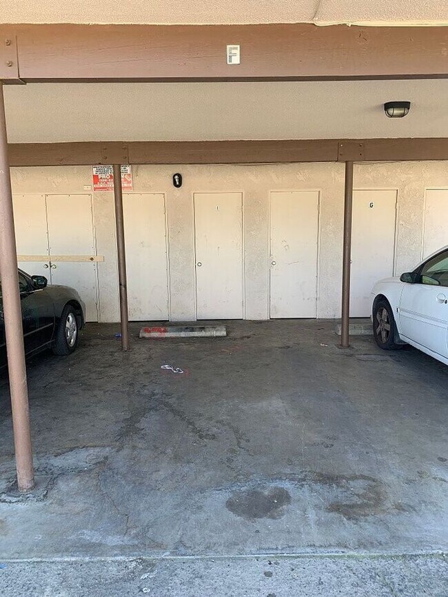 Building Photo - Downstairs unit approaching Downtown Visalia!