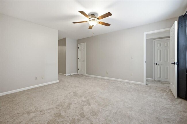 Building Photo - 5525 Hampstead Way