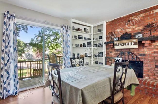 Building Photo - Updated 3Bed/2.5 Bath Duplex in Gladstone-...