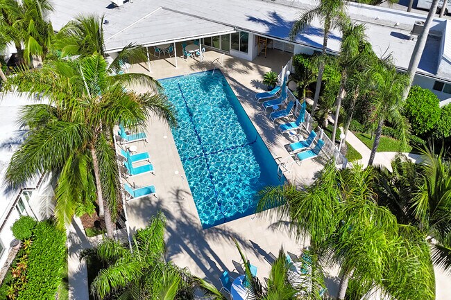 Building Photo - 1212 Hillsboro Mile