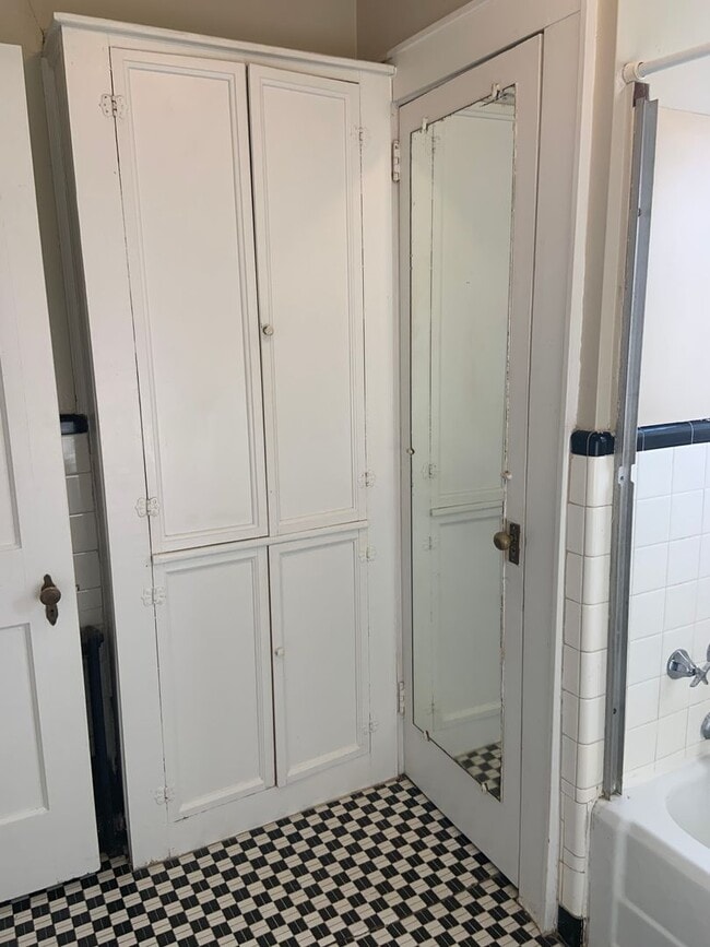 Building Photo - 1 Bedroom in Glenwood Area with Water Included