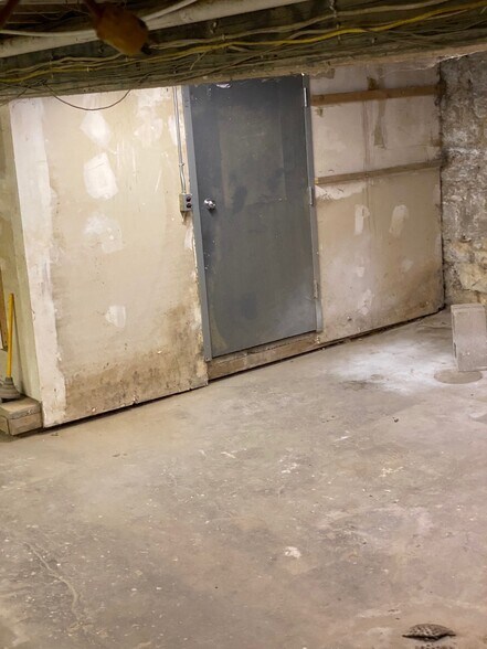 Basement Storage - 1728 N Franklin Pl